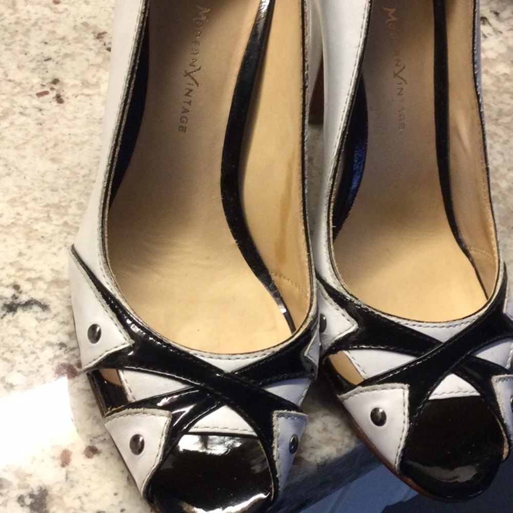 Modern Vintage white peep toe with black accents in 36.5 6.5